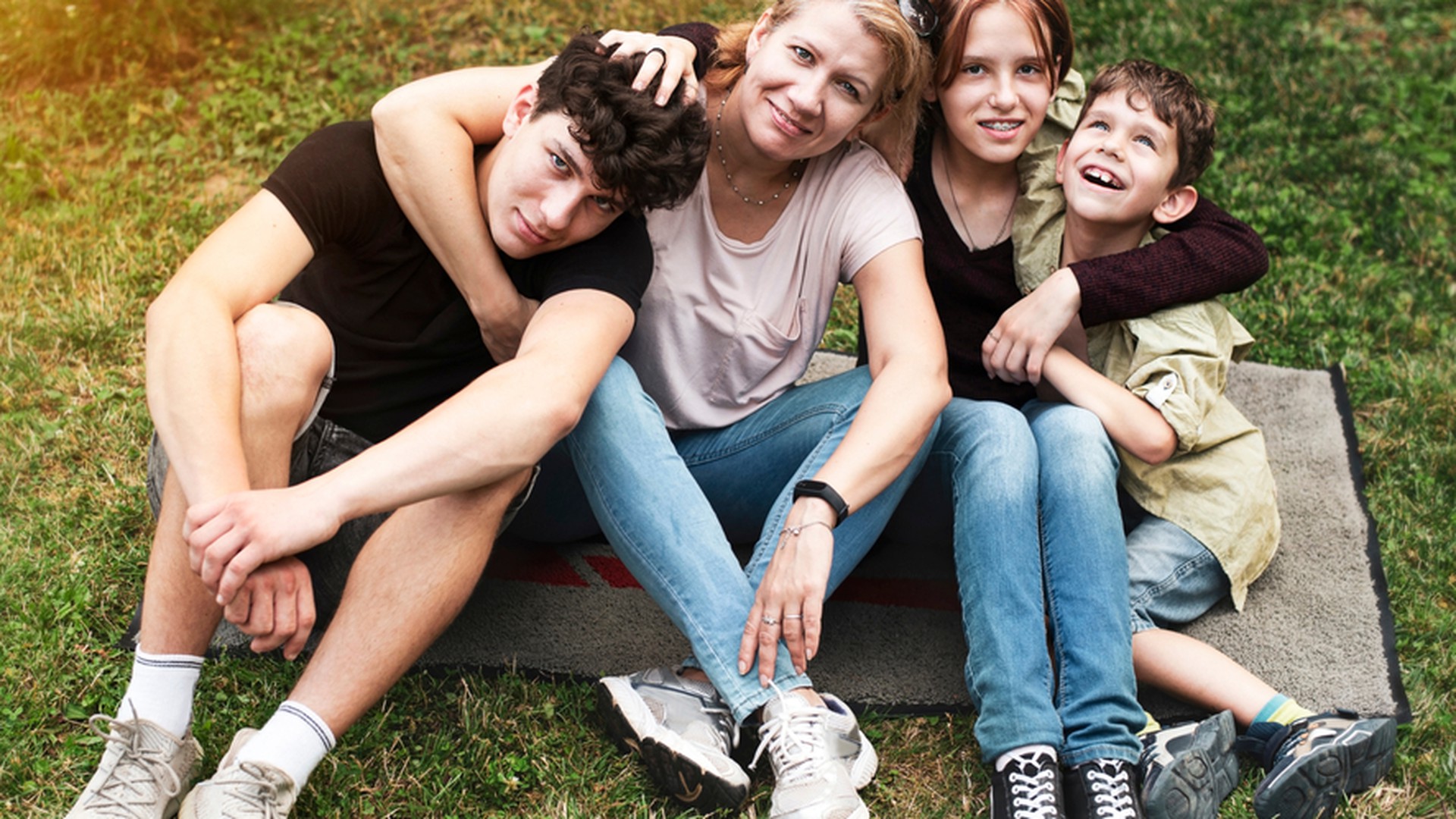 Familie mit Teenager verbringt Freizeit im Urlaub