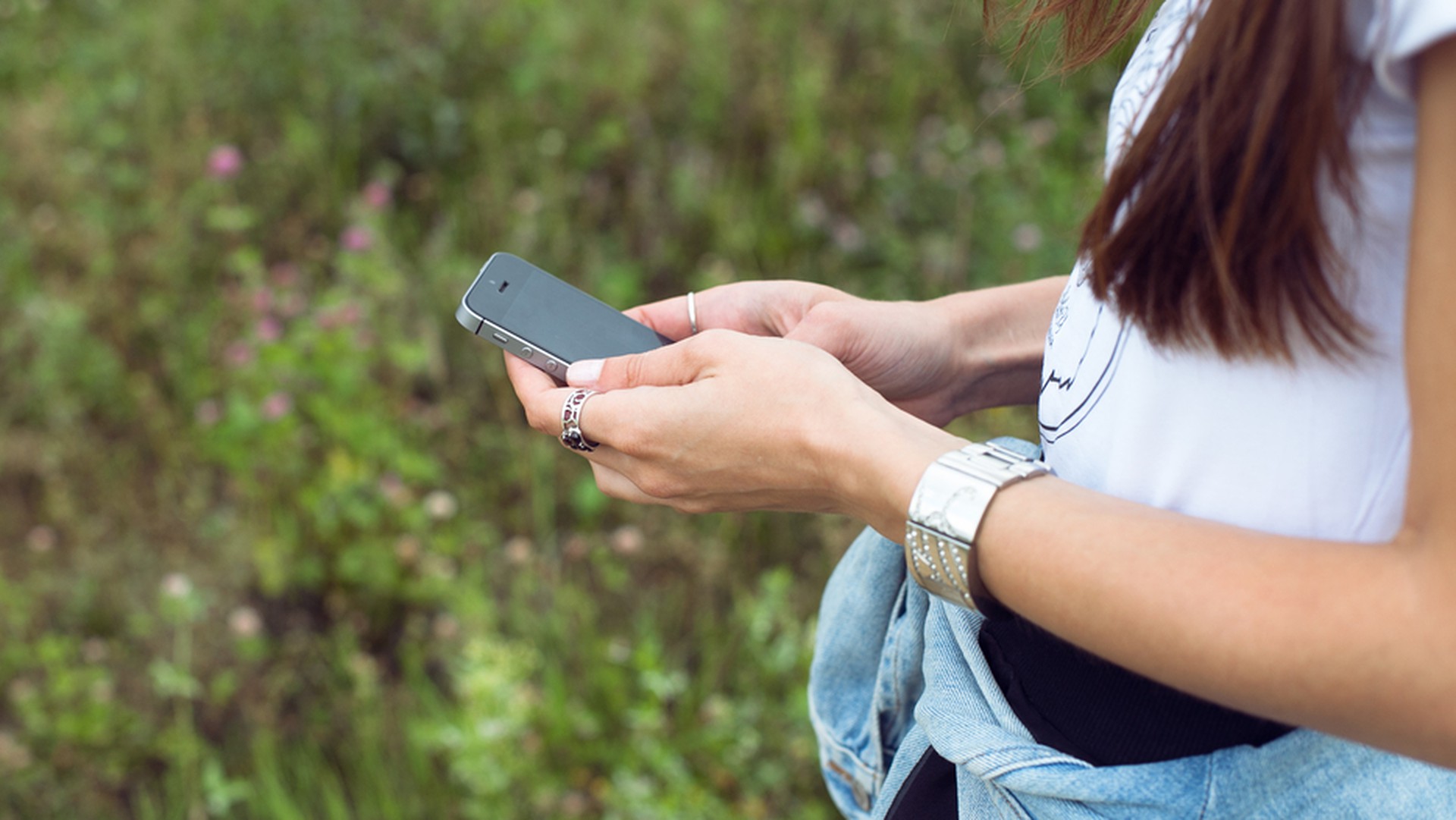 Jugendliche in der Natur mit Handy