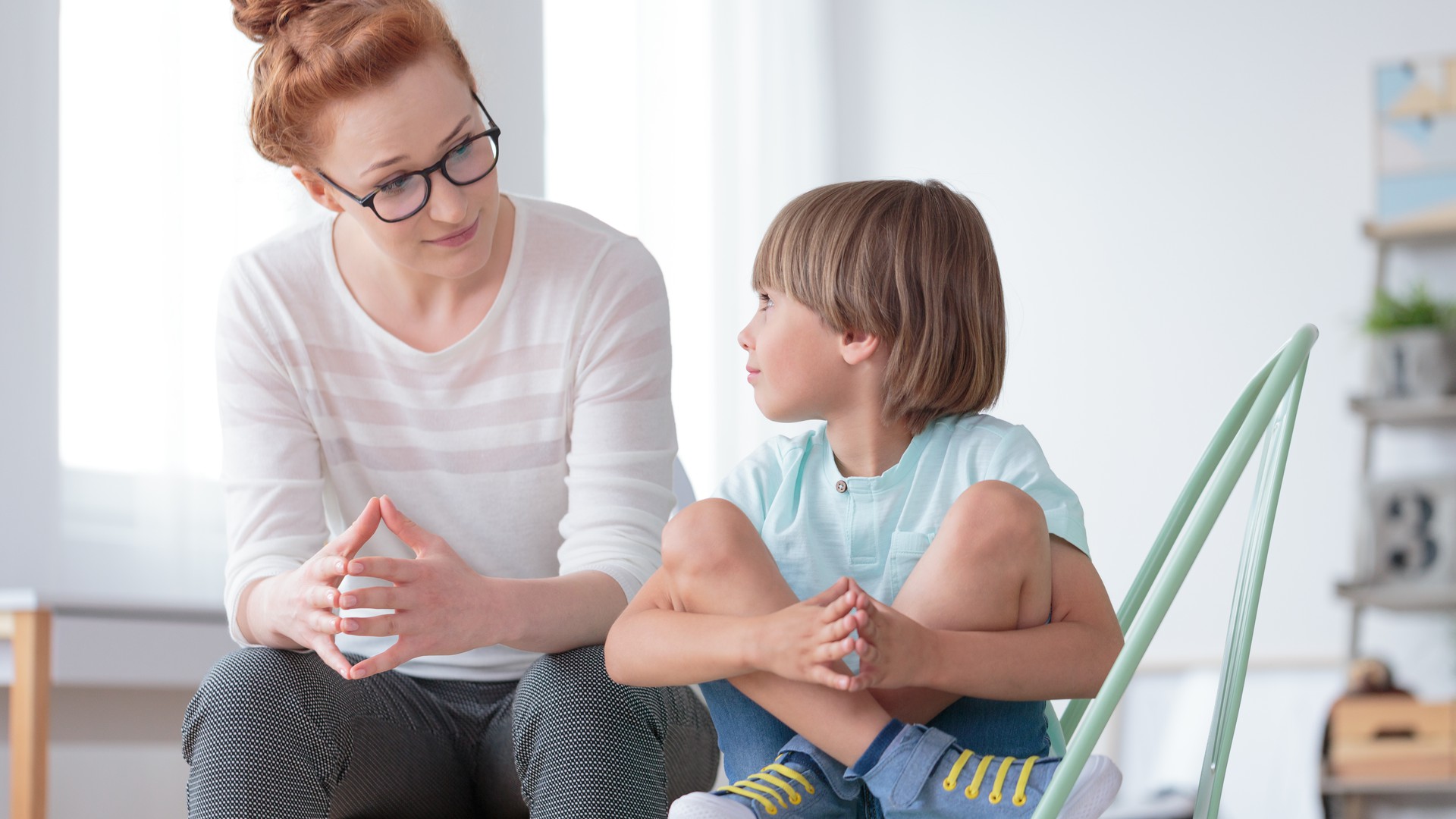 Psychotherapeutin  im Gespräch mit Kind