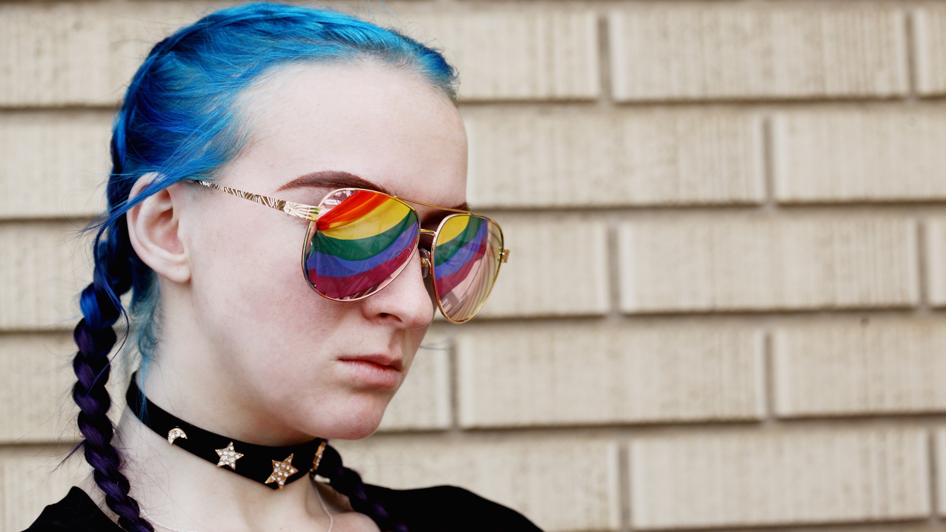 Mädchen-Regenbogenflagge-spiegelt-sich-in Sonnenbrille