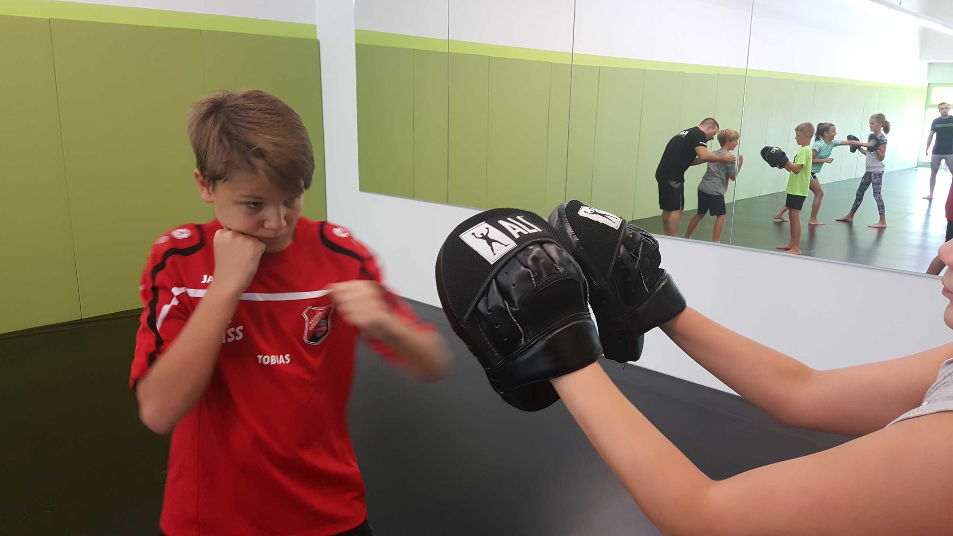 Jugendlicher betreibt Kampfsport