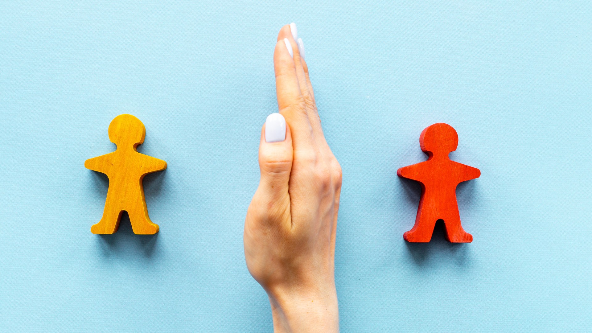 Figuren, die auf unterschiedlichen Seiten stehen