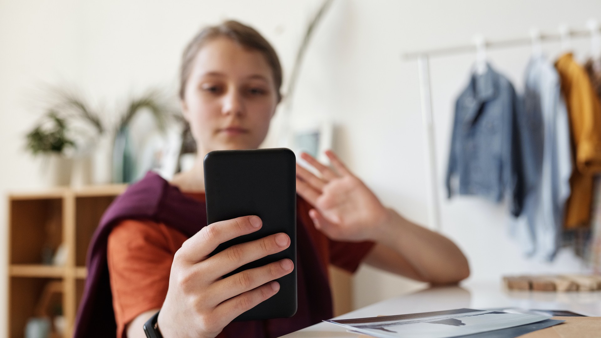 Jugendliche mit Handy