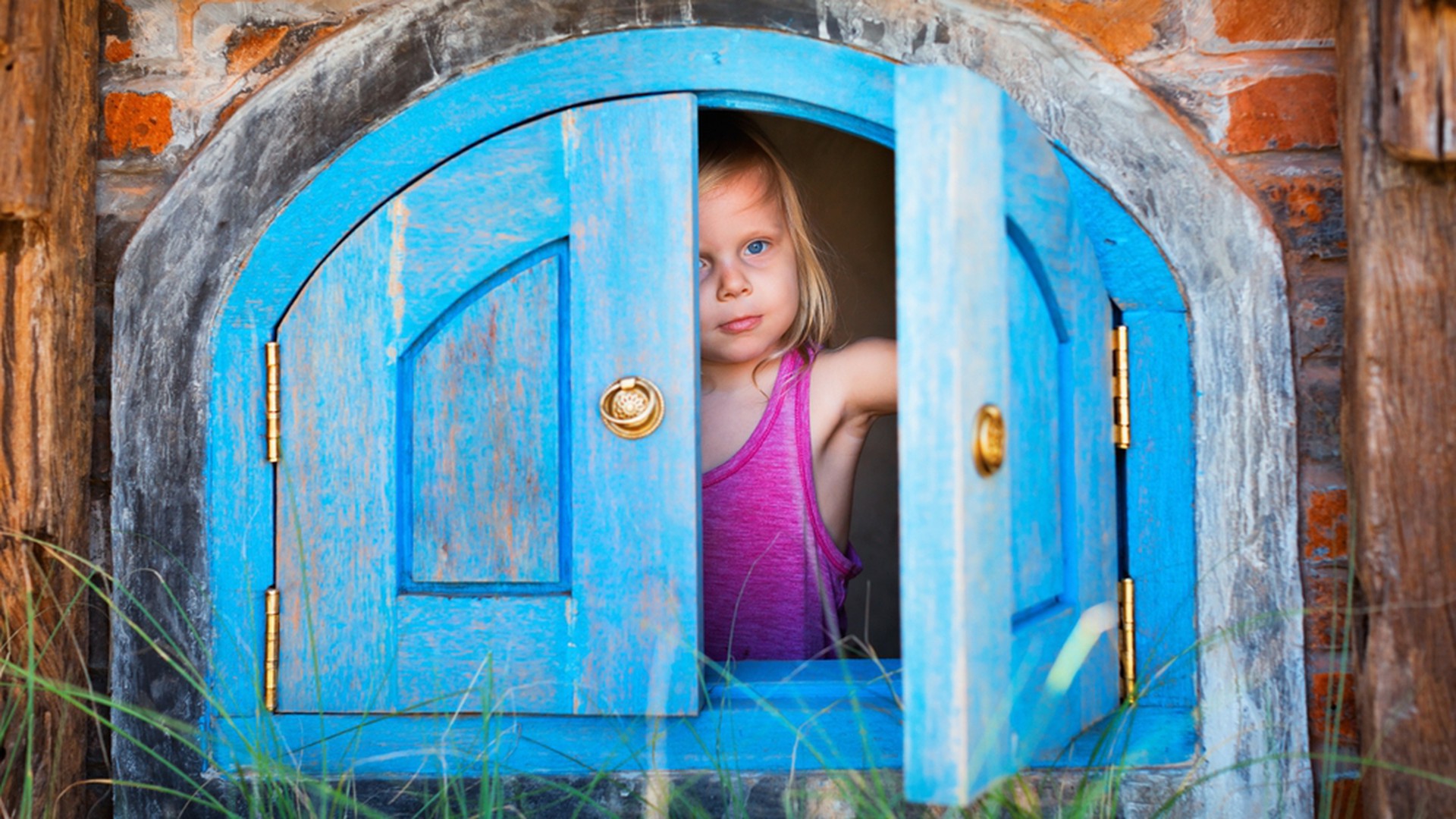 Mädchen im Kindergartenalter versteckt sich in Spielhaus