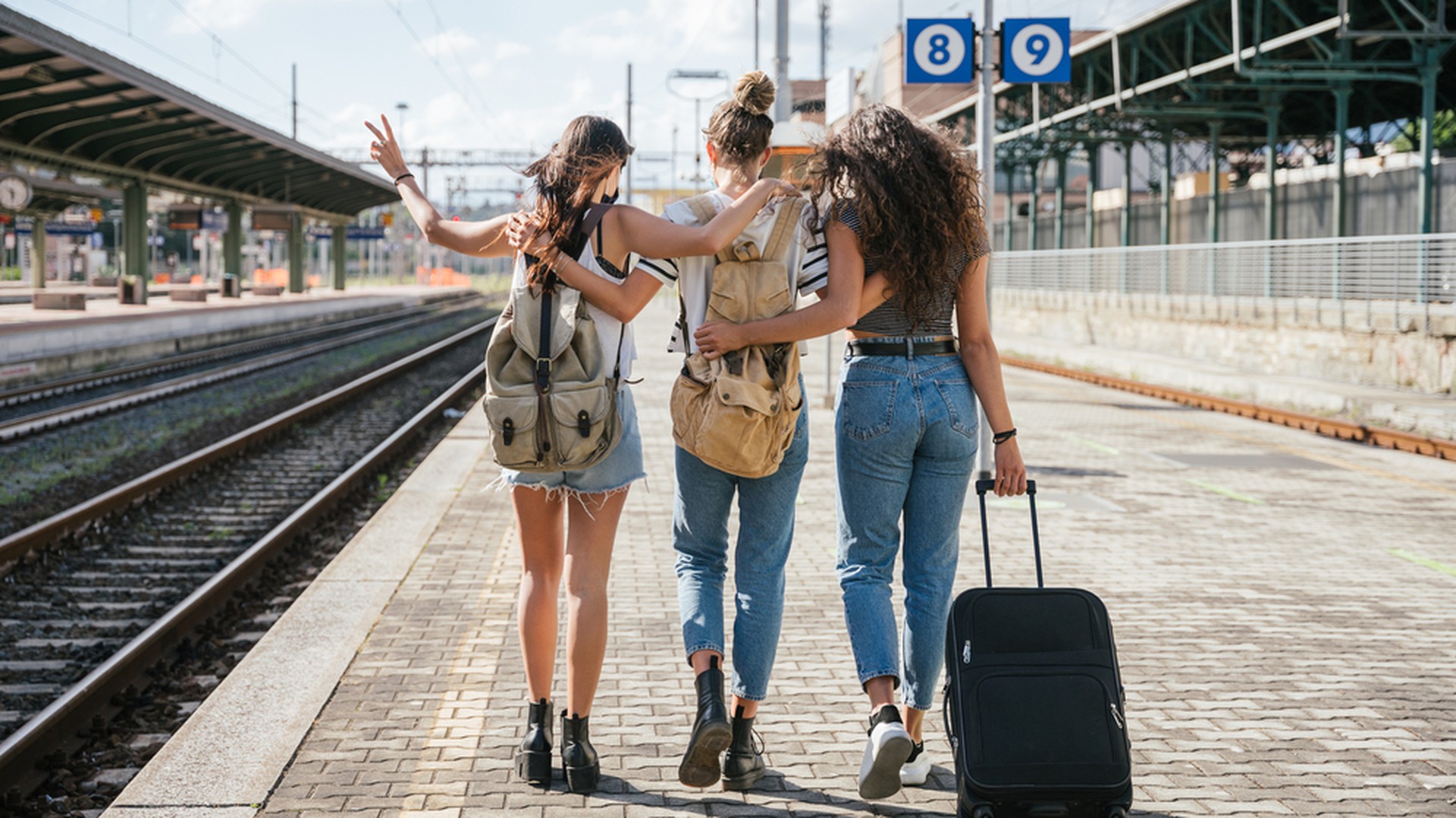 Drei Jugendliche am Bahnhof auf Urlaub 