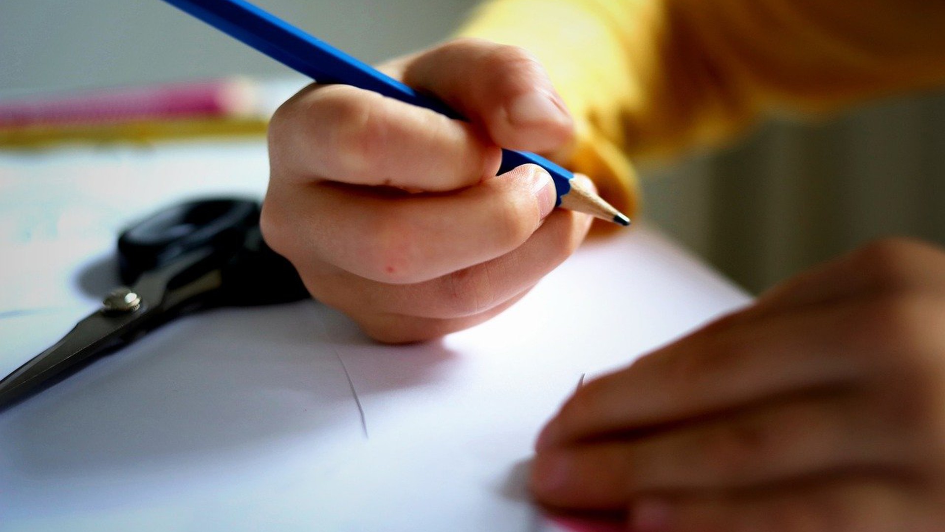 Kinderhand hält Stift