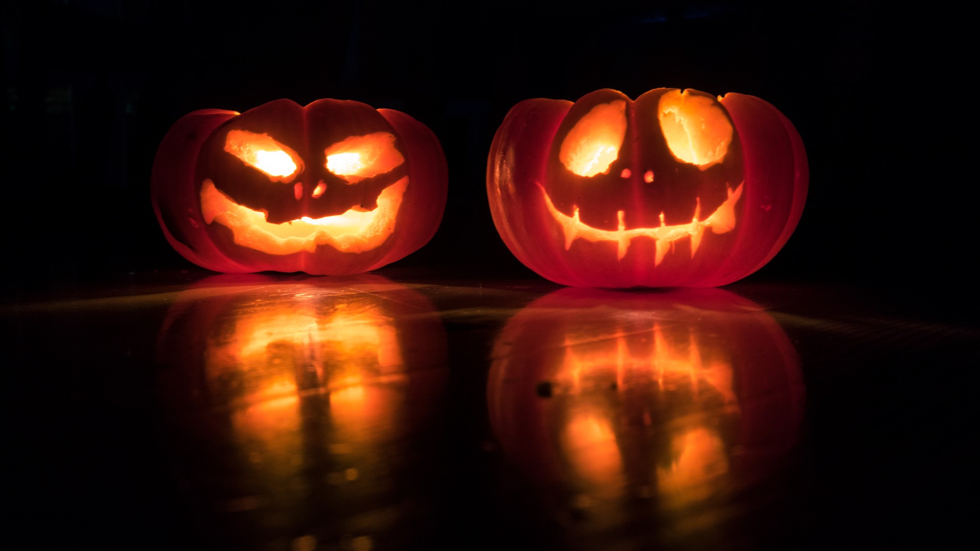 Halloween-Kürbisse mit geschnitzten Gesichtern die von innen leuchten