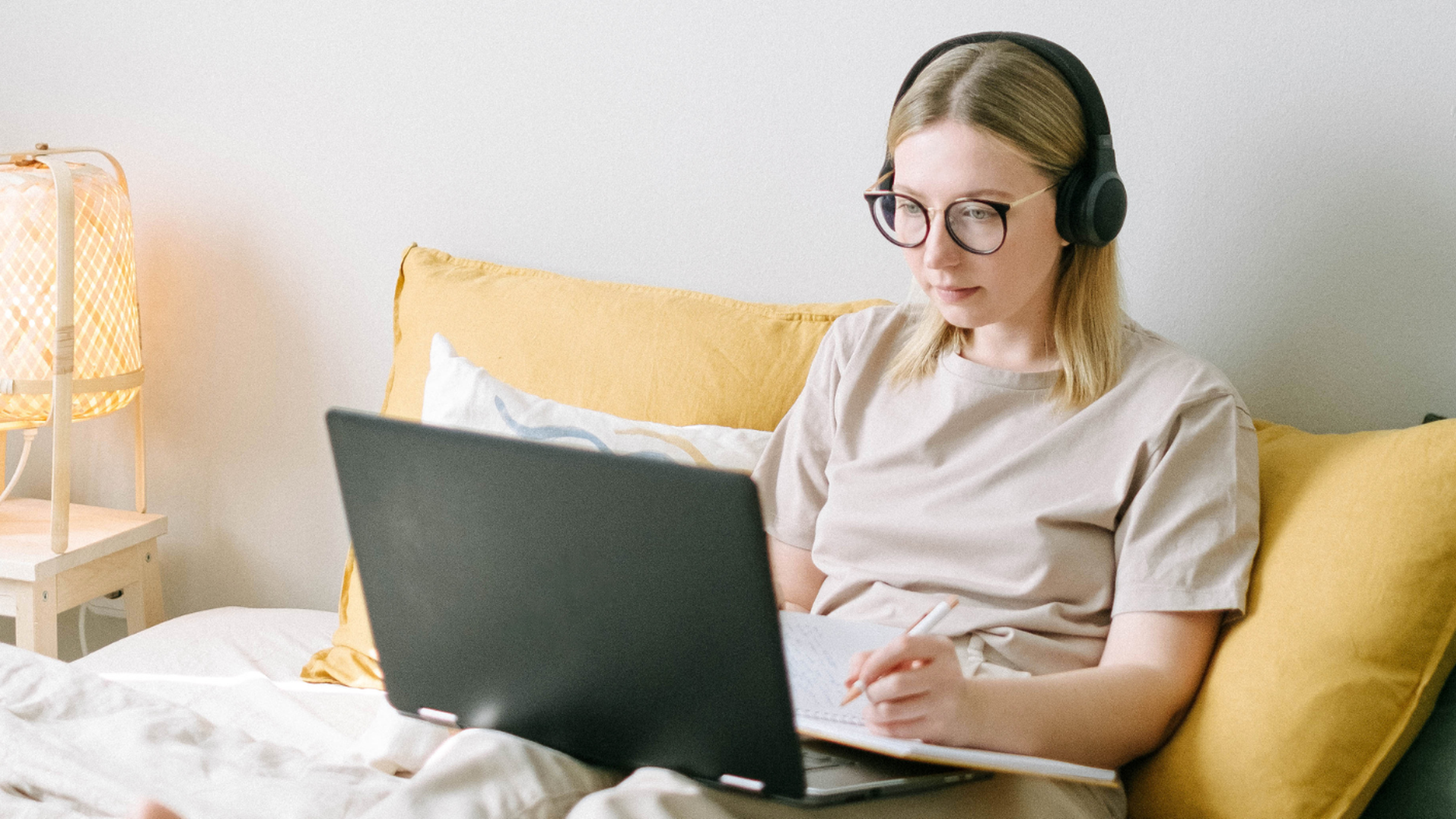 Webinar-Teilnehmerin-am-Laptop.png