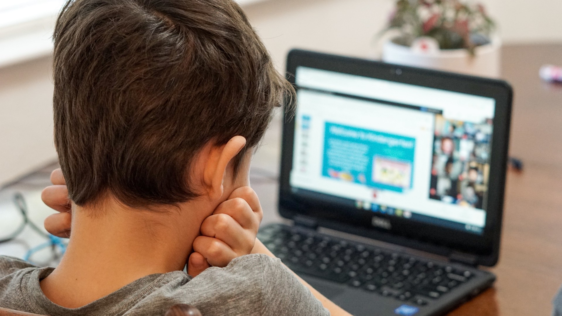 Kind surft auf Laptop im Internet